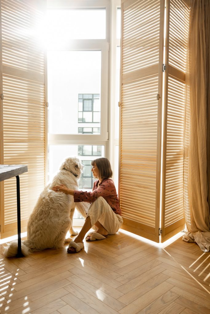 Do window blinds really help to keep a room cooler in summer?