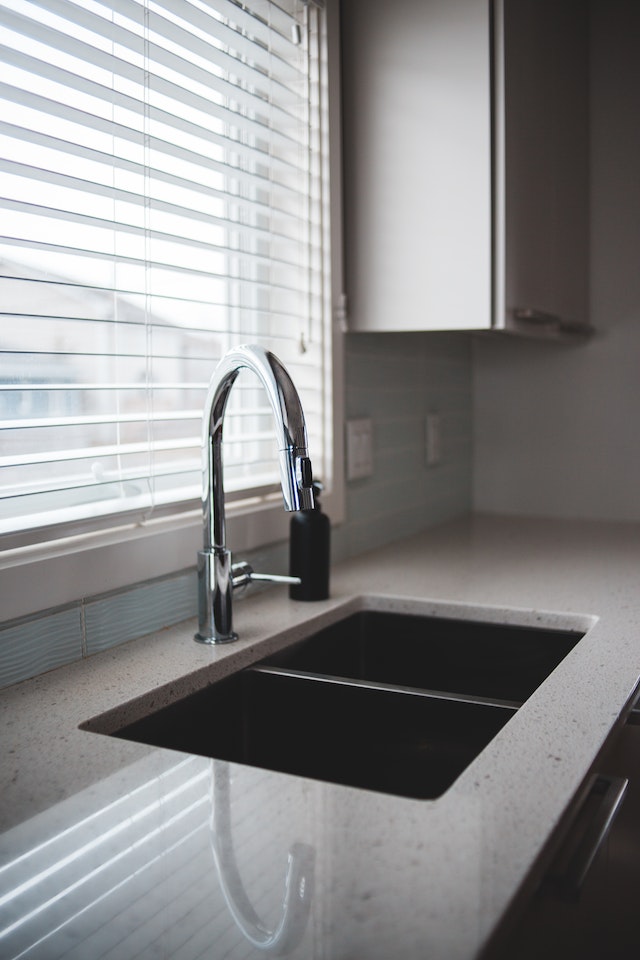 The Pros And Cons Of Single Cell Vs. Double Cell Window Blinds