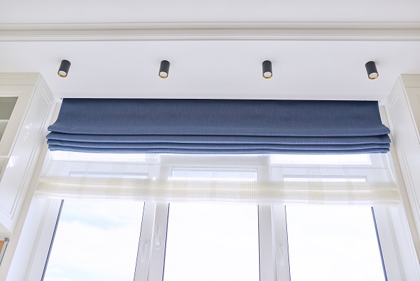 The Pros And Cons Of Vinyl Vs. Faux Wood Blinds